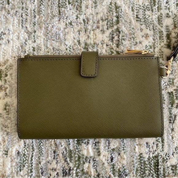 Michael Kors Jet Set double-zip wristlet wallet in duffle green Saffiano leather - Picture 3 of 12